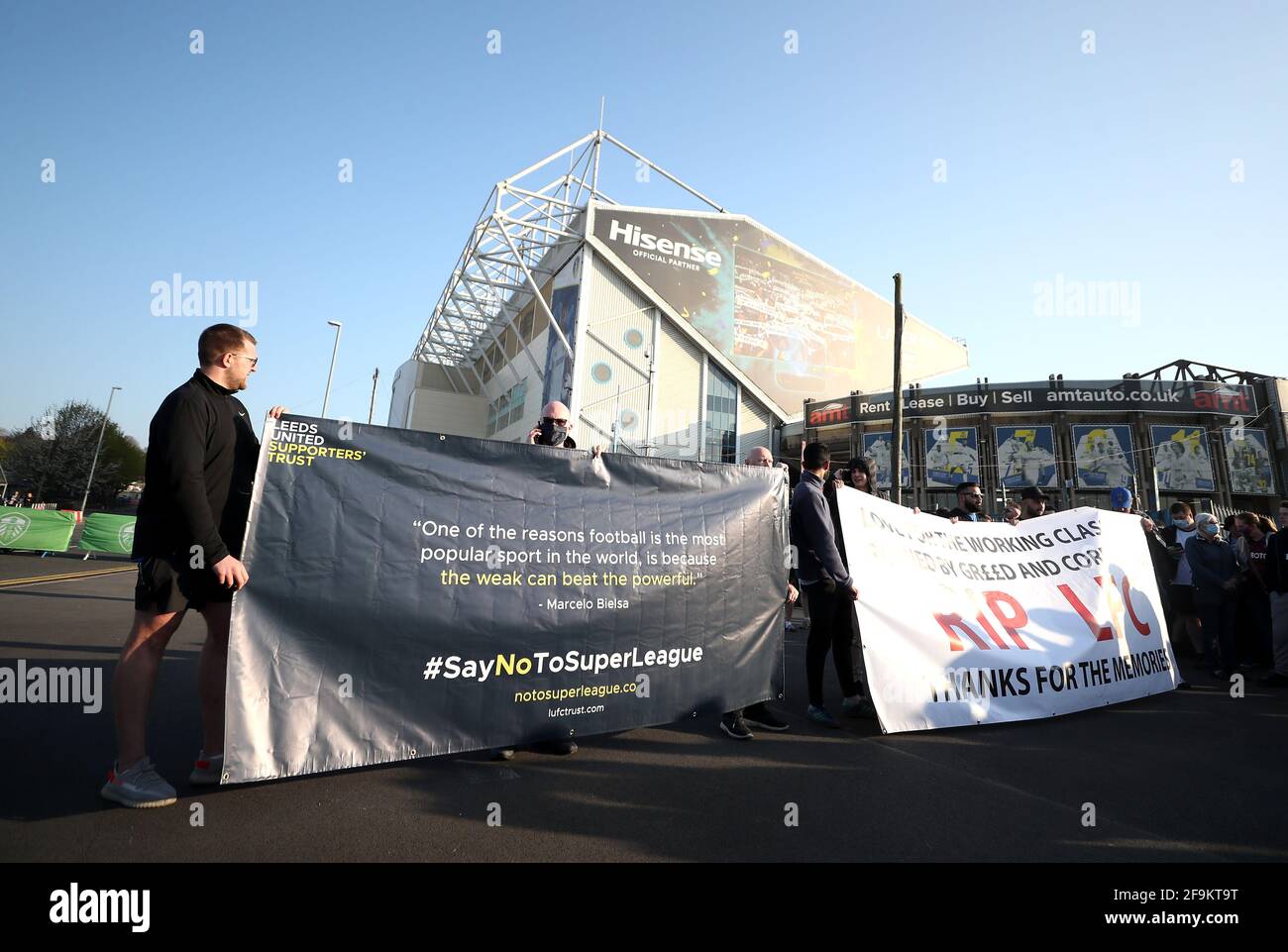 I tifosi protestano fuori Elland Road contro la decisione di Liverpool di essere inclusi tra i club che tentano di formare una nuova Super League europea. Data immagine: Lunedì 19 aprile 2021. Foto Stock