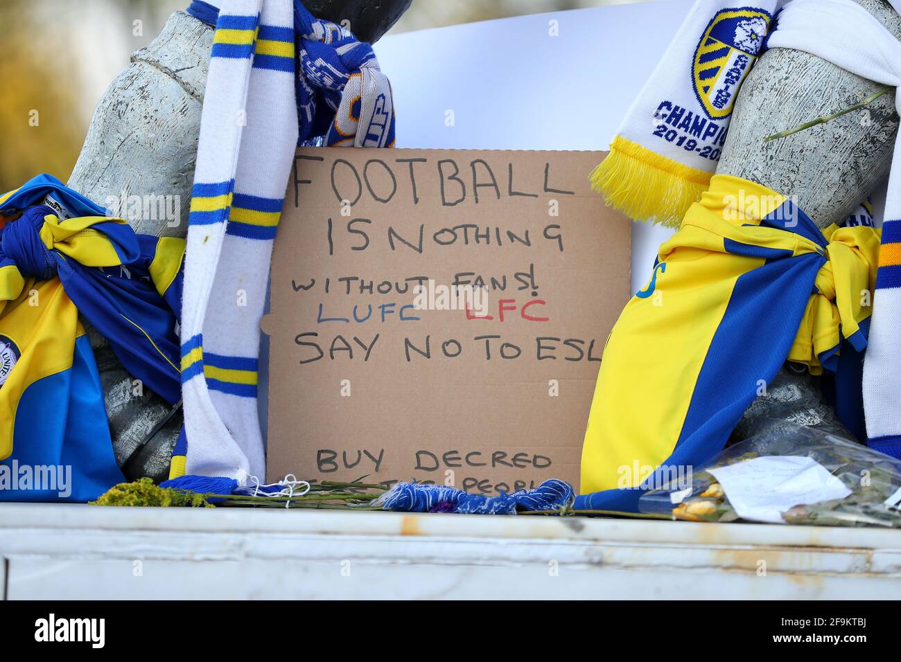 Primo piano di un banner come dans protesta fuori Elland Road contro la decisione di Liverpool di essere inclusi tra i club che tentano di formare una nuova Super League europea. Data immagine: Lunedì 19 aprile 2021. Foto Stock