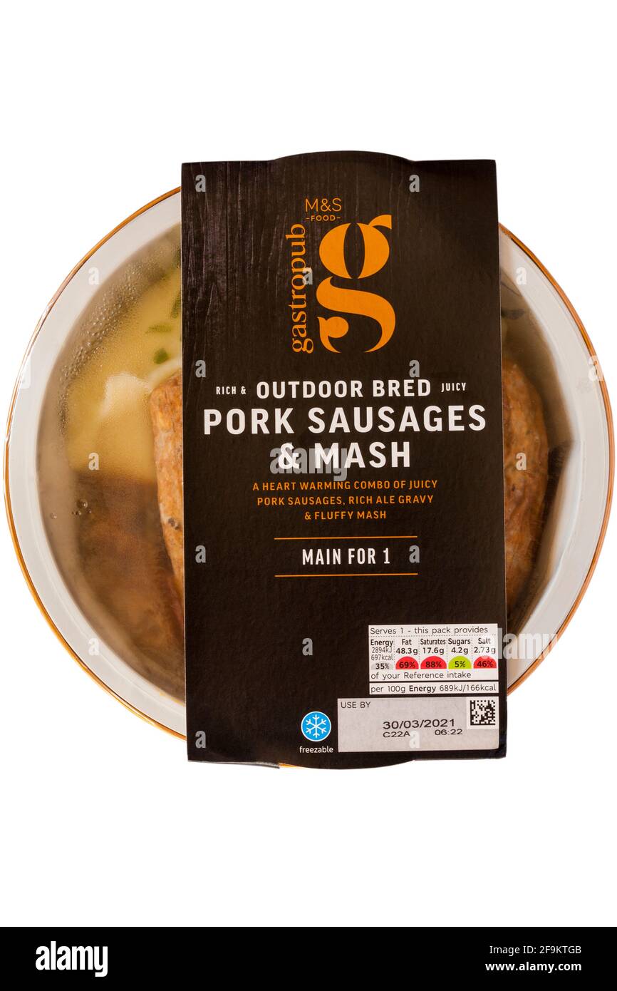 Salsicce di maiale arrosto all'aperto e pasto pronto per il mash della gamma M&S Gastrobub isolato su sfondo bianco: Succulenti salsicce di maiale, salsa di ale e frittelle soffici Foto Stock