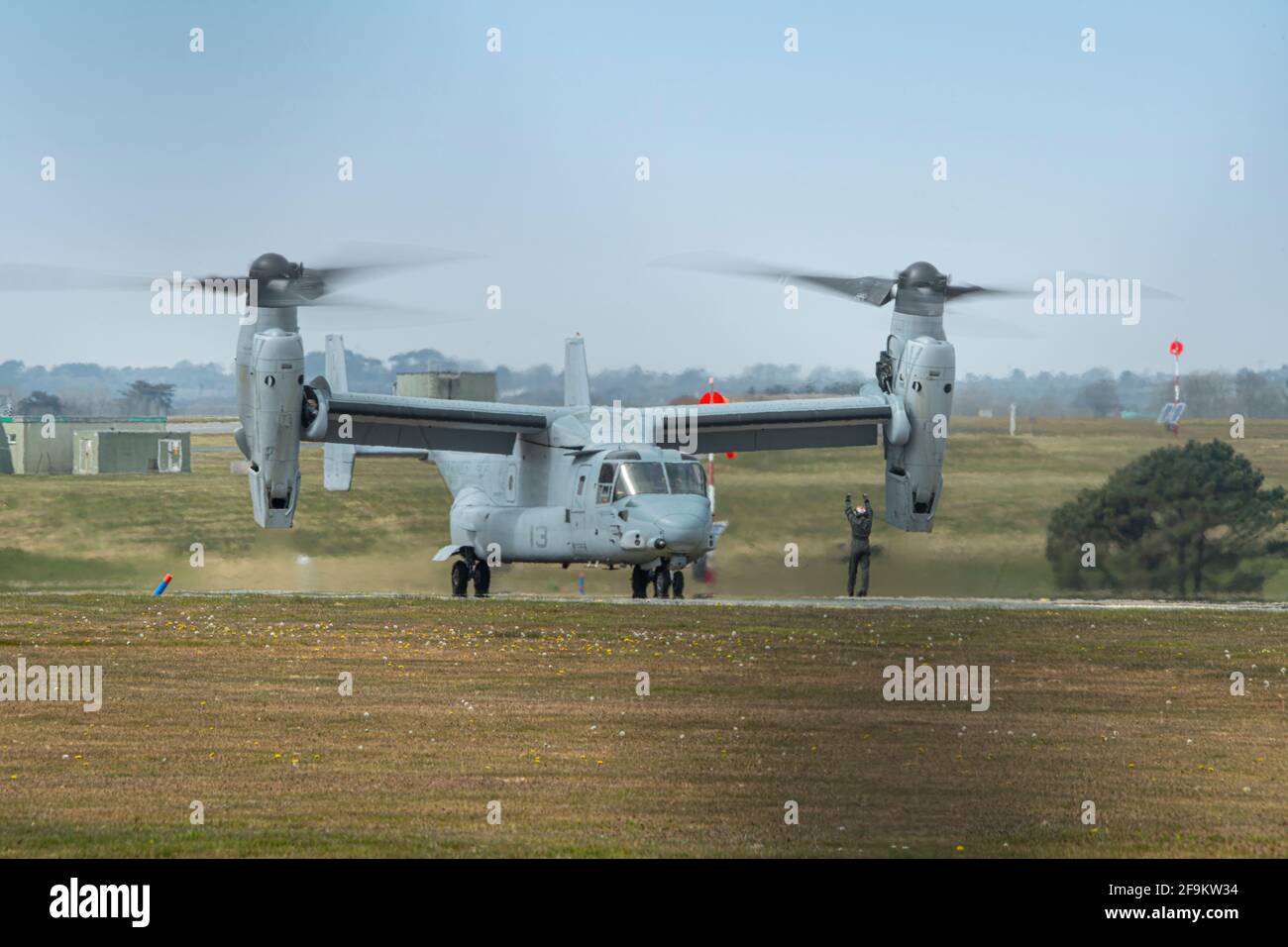 Bell Boeing V-22 Osprey, Bell Boeing V-22 Osprey decolla al culdrose, elicottero con il lungo raggio, prestazioni di crociera ad alta velocità, velivoli. L'Osprey è il primo velivolo tiltrotor di produzione al mondo, noto per essere pericoloso e inaffidabile, in parte grazie alle sfide intrinseche del suo design a rotore inclinabile. ,Credit: kathleen White/Alamy Live News Foto Stock