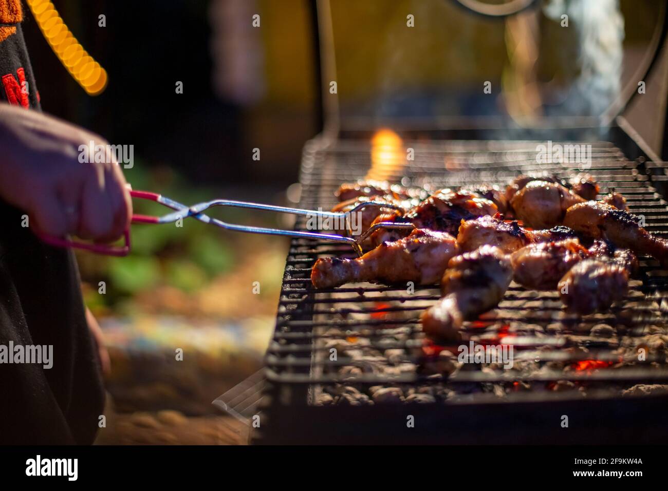 Cuocere con guanti blu prepara il cibo per cucinare polpette di riso Foto  stock - Alamy