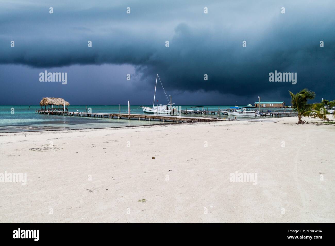 Spiaggia nel villaggio Caye Caulker, Belize. La tempesta sta arrivando. Foto Stock