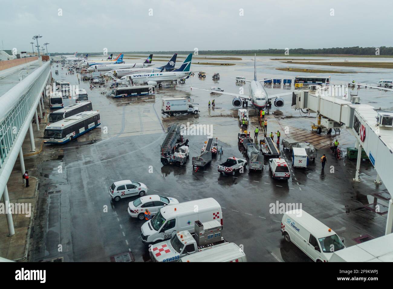 CANCUN, MESSICO - 24 FEBBRAIO 2016: Aerei all'aeroporto internazionale di Cancun Messico Foto Stock