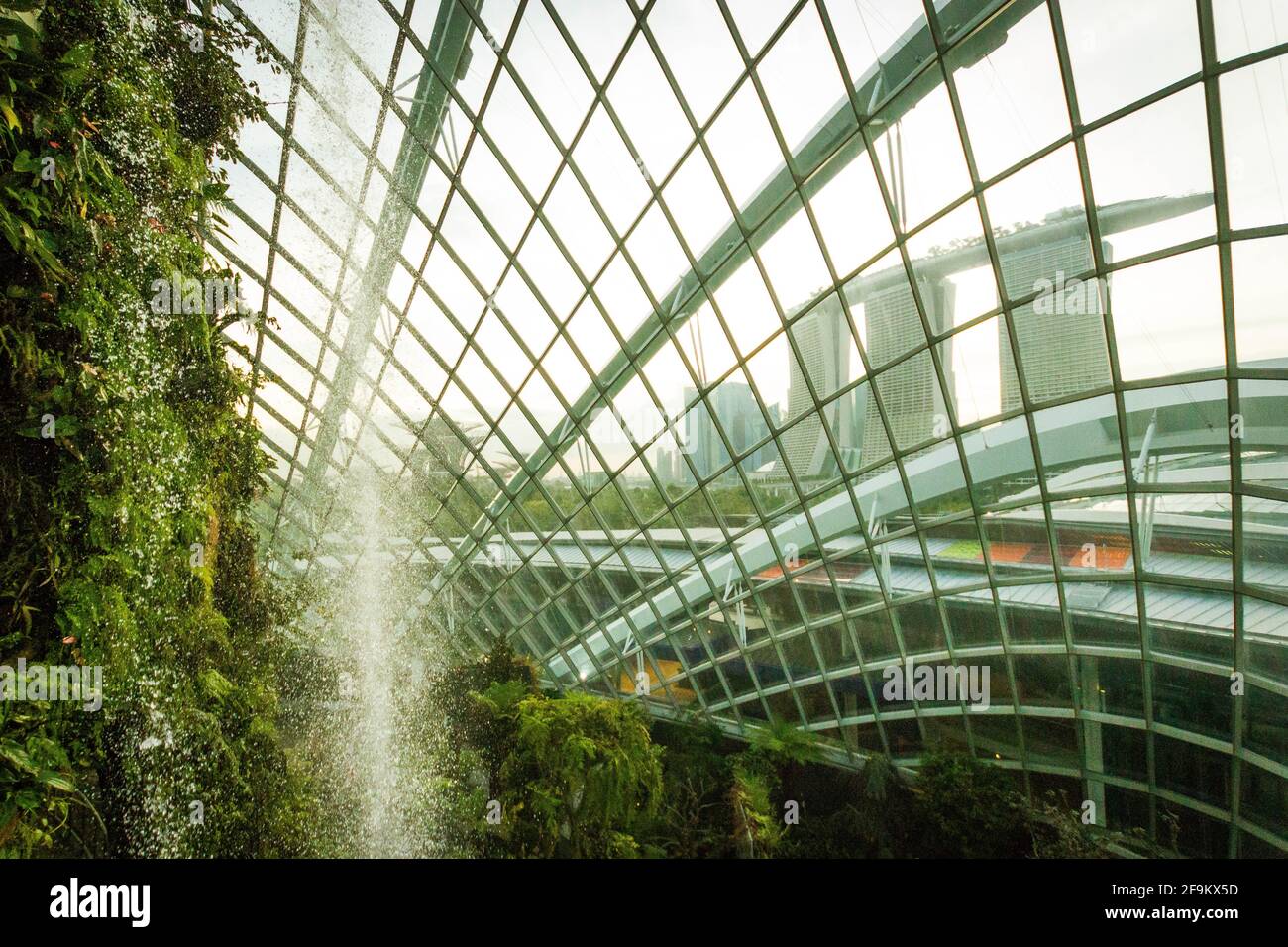 Marina Bay, Singapore - 8 gennaio 2014: La cascata all'interno della Cloud Forest presso i Gardens by the Bay, a Singapore. Foto Stock