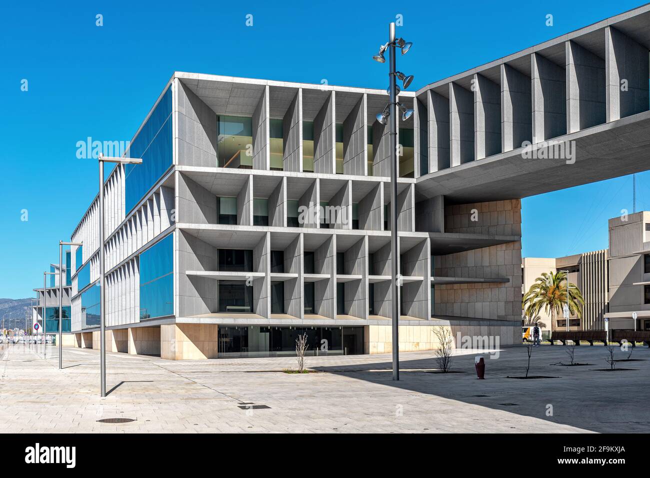 Vista di un edificio moderno sotto il cielo blu e la strada della città di Palma, Spagna. Foto Stock