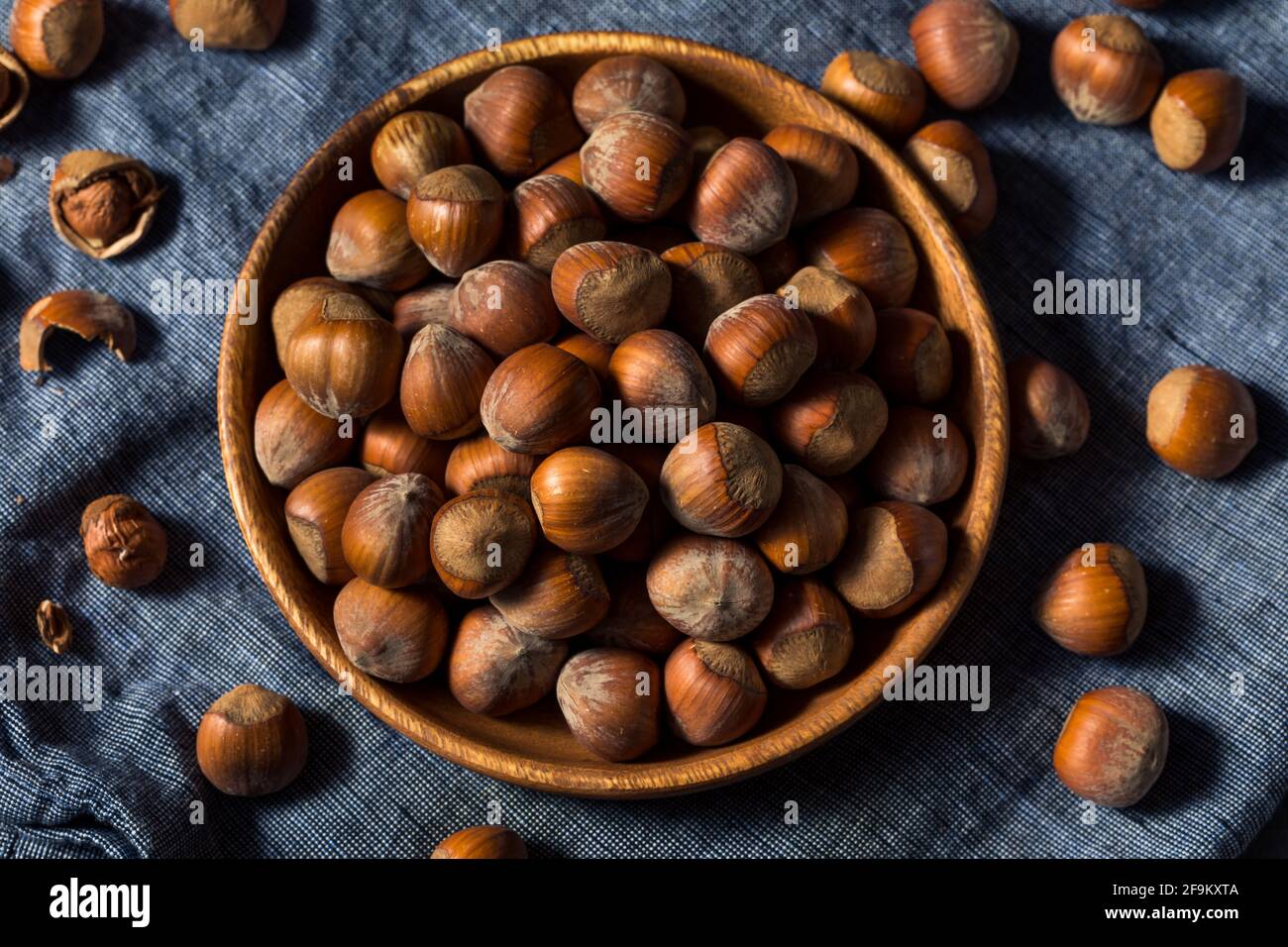 Nocciole grezze organiche senza guscio in una ciotola Foto Stock