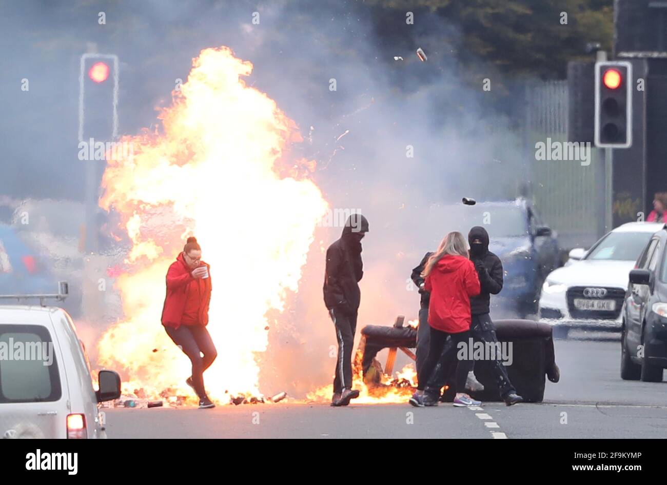 Un incendio sulla Shankill Road a Belfast durante ulteriori disordini. Data immagine: MondayApril 19, 2021. Foto Stock