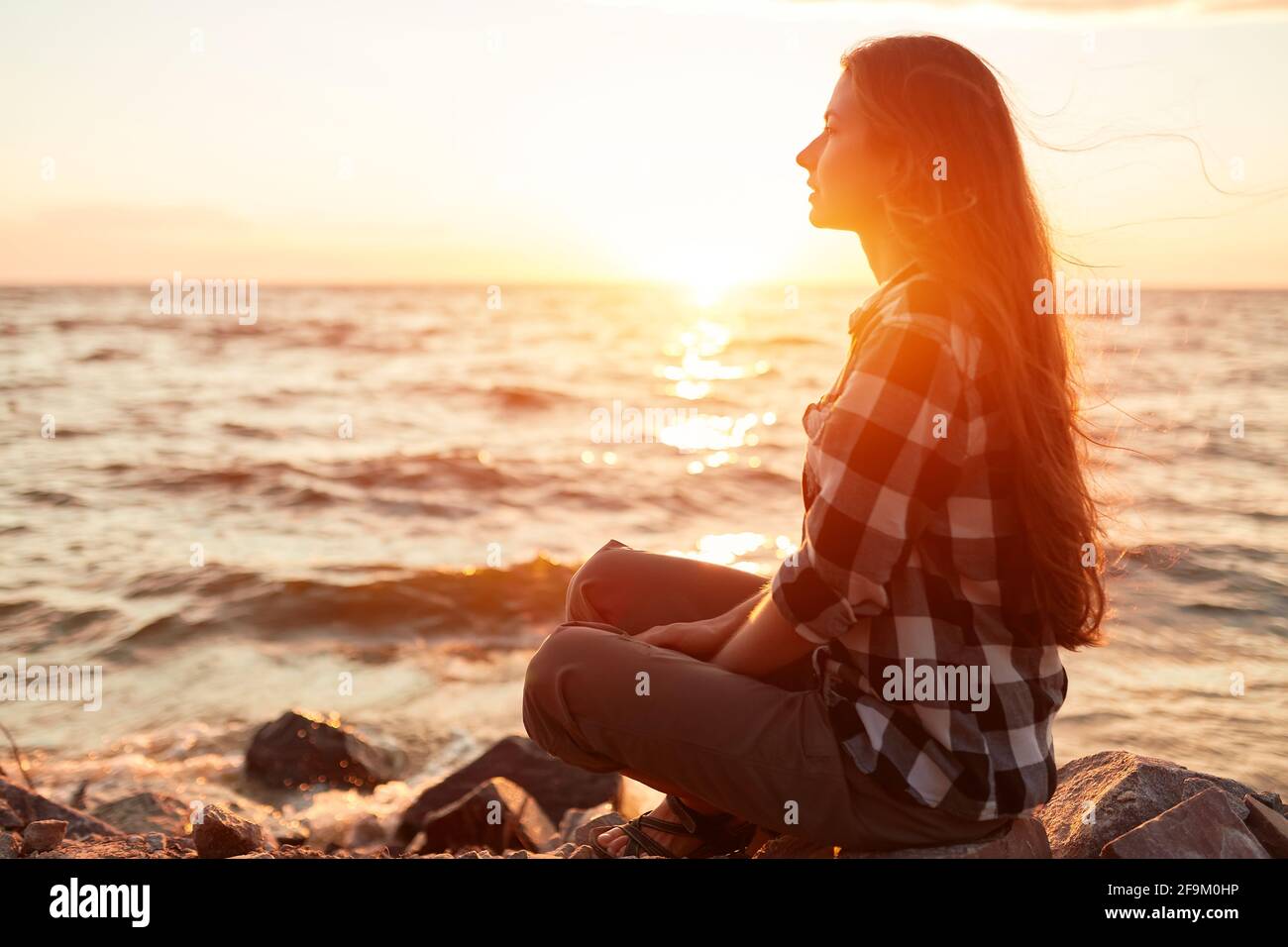 Ritratto di giovane donna bella nella luce del tramonto Foto Stock