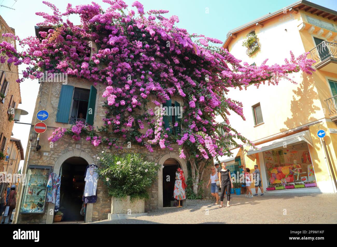 Sirmione, Lago di Garda. Fiori viola bouganvillea a casa della città vecchia. Lago di Garda, Gardasee, Italia Foto Stock