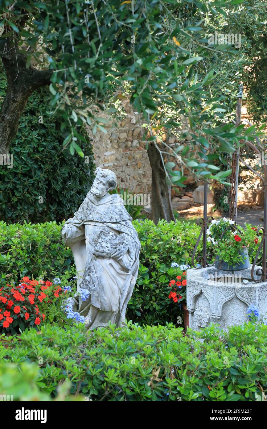 Giardino Sirmione con pozzo antico, Lago di Garda, Lago di Garda, Gardasee, Italia Foto Stock