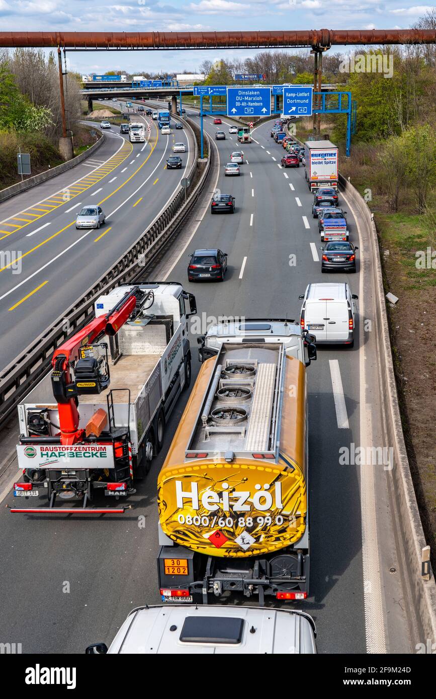 Svincolo autostradale Duisburg-Nord, autostrada A42 e A59, traffico pesante, uscita dall'autostrada A59 sulla A42, veicoli che si trovano nella corsia N Foto Stock