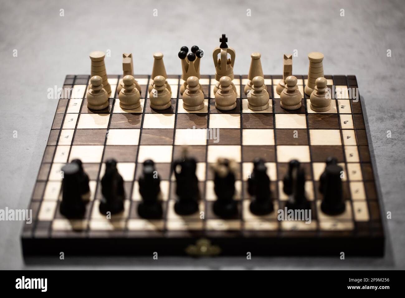 Pezzi di scacchi a bordo in posizione iniziale errata. Re non è nella sua cella Foto Stock