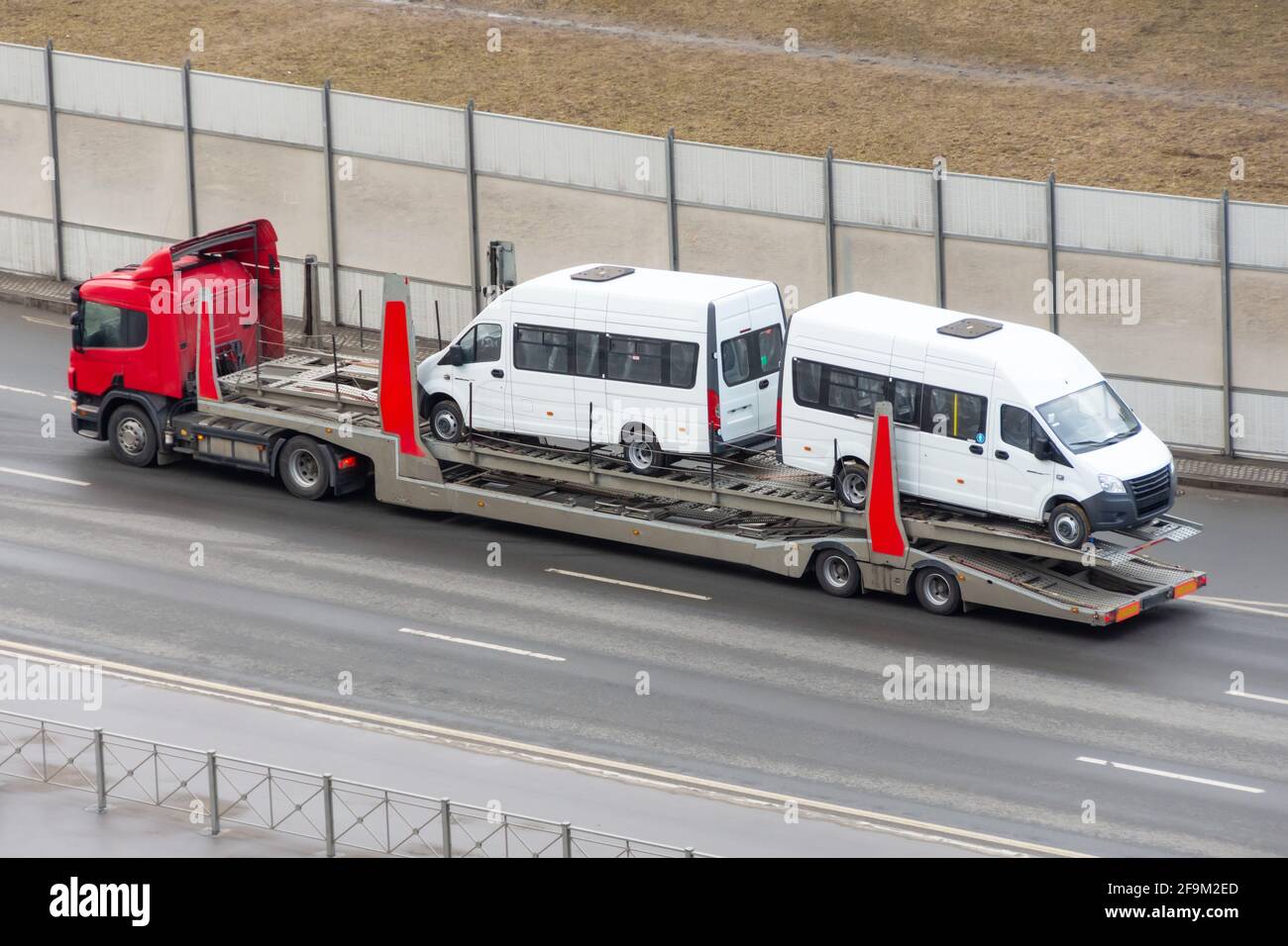 Nuovi minibus da trasportare su un autocarro per rimorchi, consegna ai concessionari Foto Stock