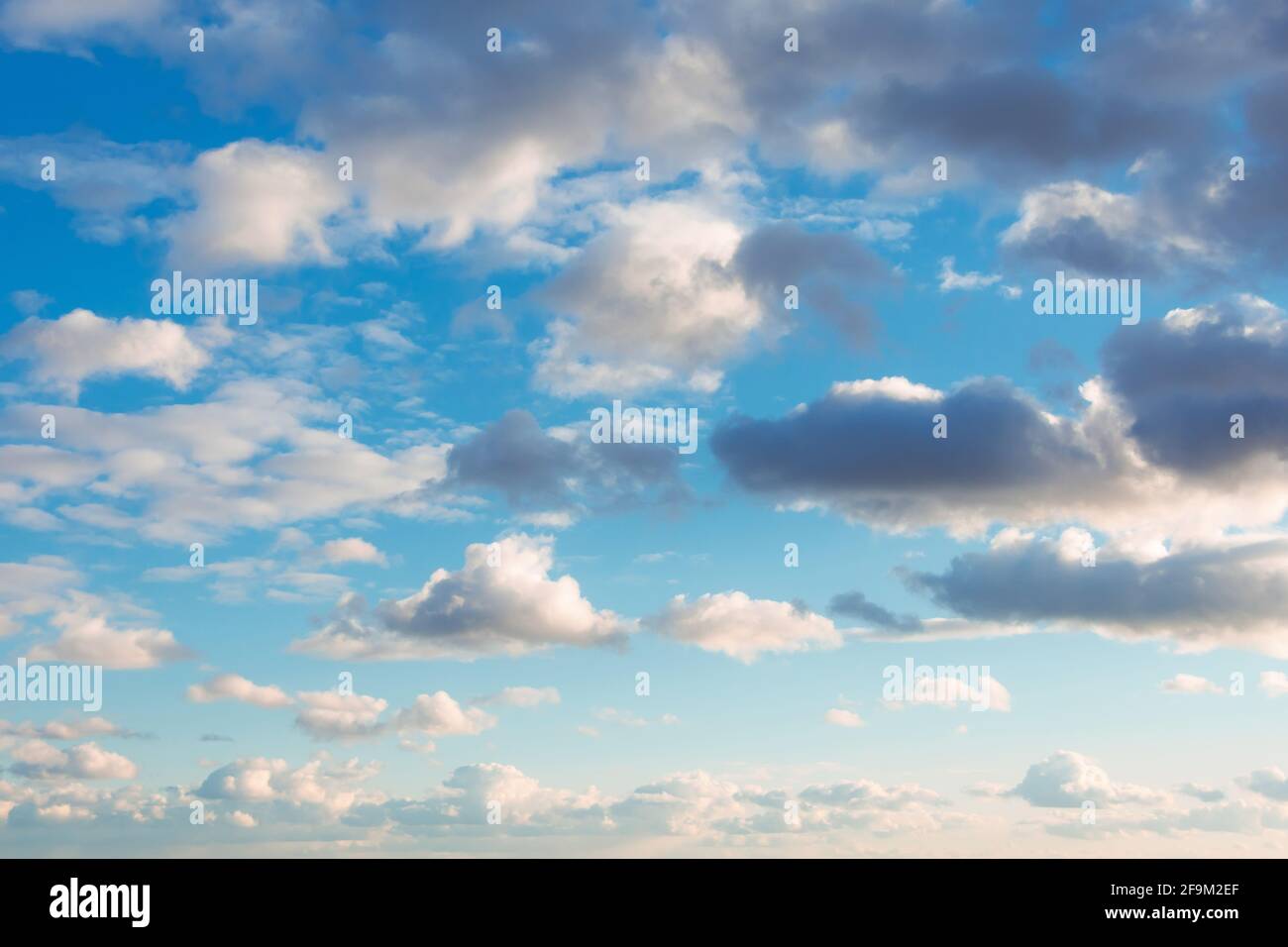 Nuvole nel pomeriggio nel cielo cambia il tempo Foto Stock