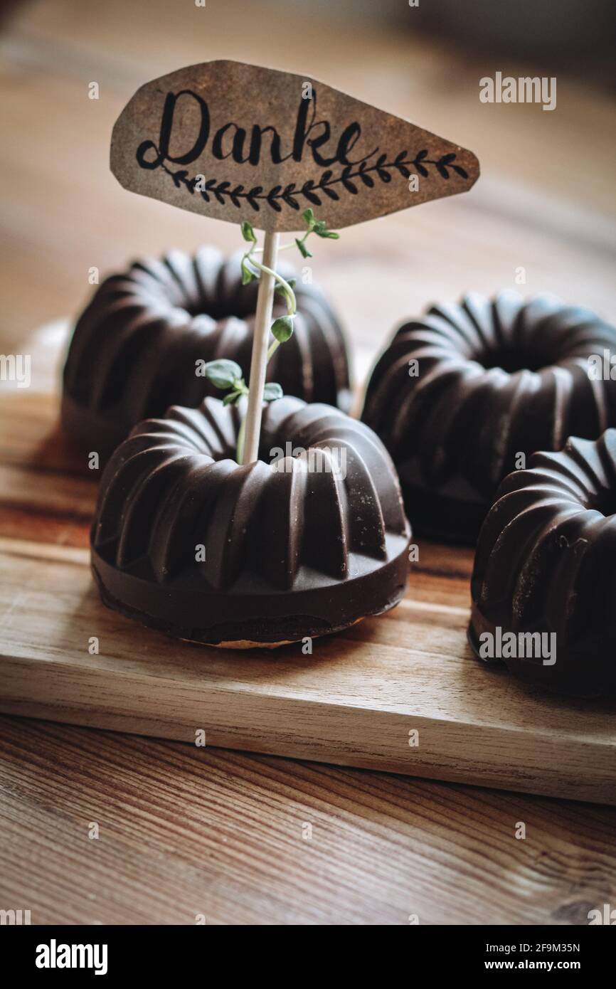 Mini torte al cioccolato con scritta tedesca Danke Foto Stock