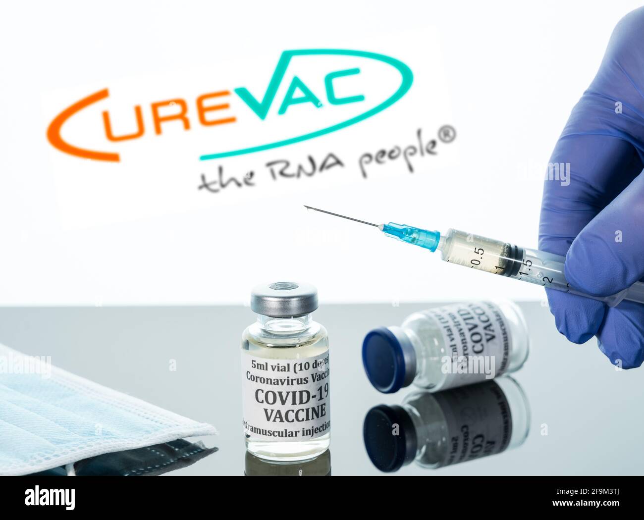 Morgantown, WV - 19 aprile 2021: Bottiglia piccola di vaccino del coronavirus con siringa sullo sfondo del logo CureVac Foto Stock