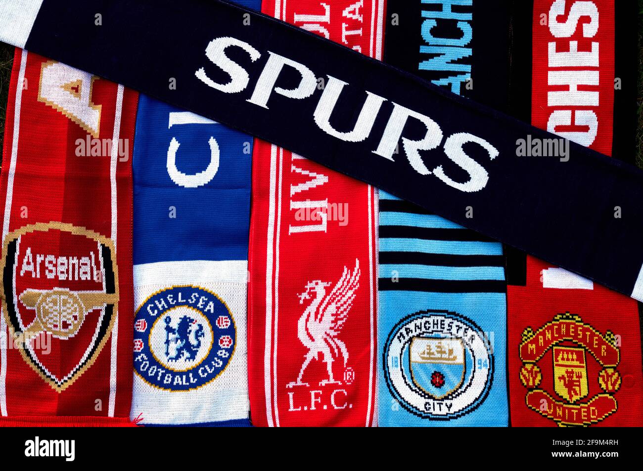 Una selezione di sciarpe raffigurate a Londra delle squadre inglesi di  calcio Premier League Chelsea, Manchester City, Manchester United, Arsenal,  Liverpool e Tottenham Hotspur, che hanno annunciato in una dichiarazione  congiunta di