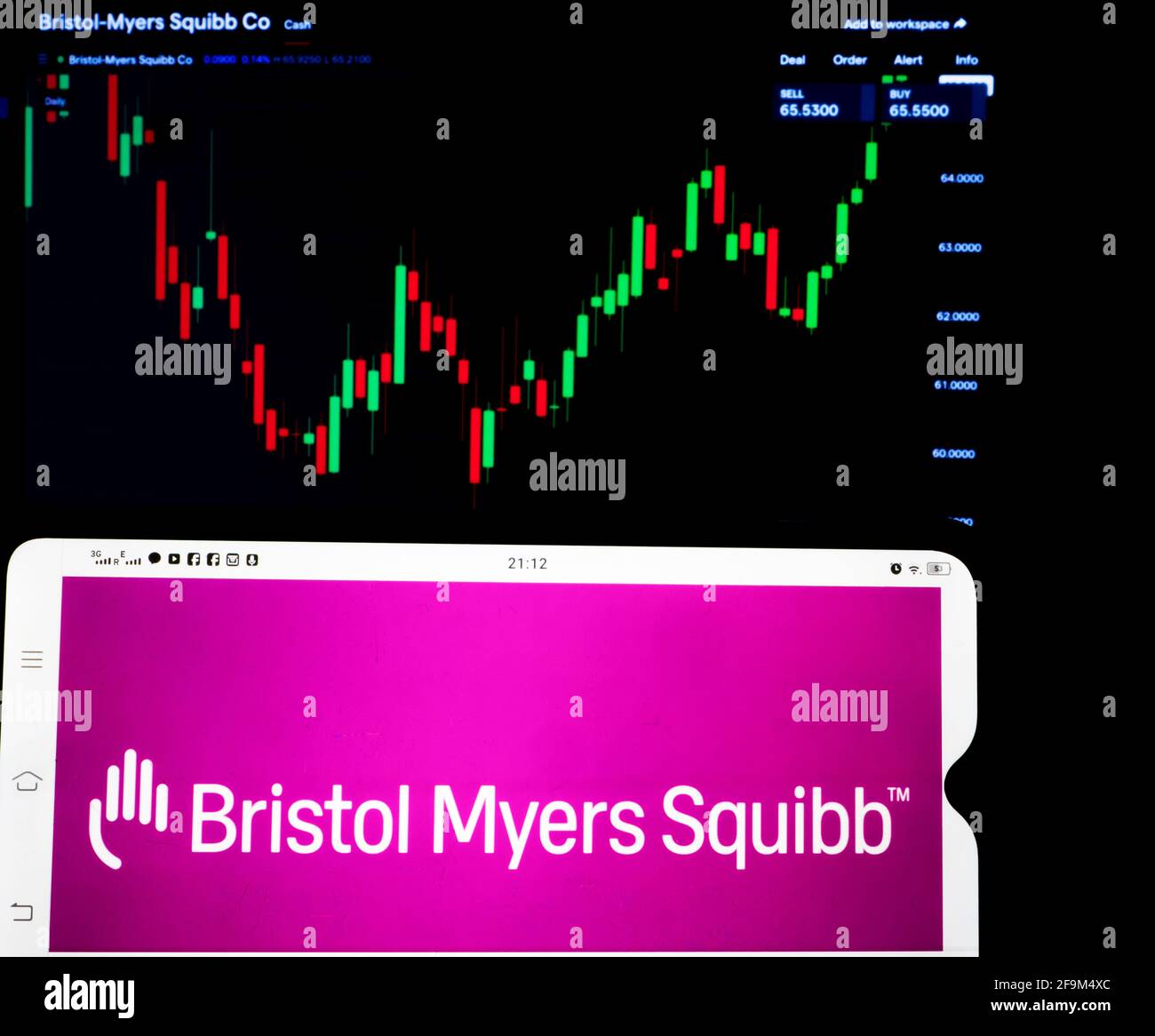 In questa illustrazione fotografica, un logo di Bristol-Myers Squibb Company visualizzato su uno smartphone con le informazioni di borsa di Bristol-Myers Squibb Company sullo sfondo. Foto Stock