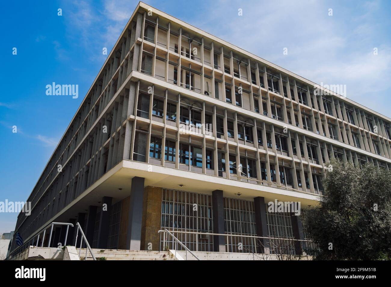 Salonicco, Grecia facciata del tribunale contro il cielo blu. Esterno giorno vista ad angolo basso dei tribunali di giustizia edificio senza folla. Foto Stock