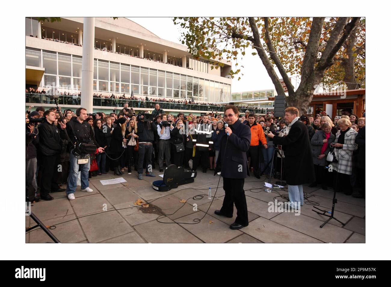 Tom Jones si esibisce sulla South Bank al di fuori del Royal Festival Hall, come parte del BBC2s la cultura Showphoto di David Sandison l'indipendente Foto Stock
