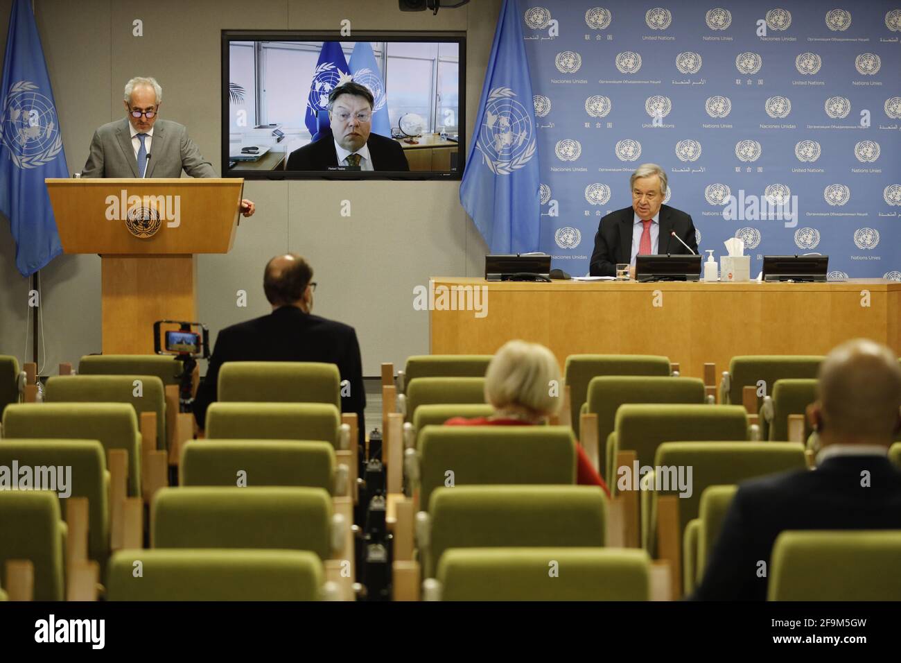 (210419) -- NAZIONI UNITE, 19 aprile 2021 (Xinhua) -- Il Segretario Generale delle Nazioni Unite Antonio Guterres (posteriore, R) partecipa alla conferenza stampa ibrida congiunta con il Segretario Generale dell'Organizzazione Meteorologica Mondiale Petteri Taalas (sullo schermo) per lanciare il rapporto sullo stato del clima Globale nel 2020 presso la sede delle Nazioni Unite a New York, il 19 aprile 2021. Guterres lunedì ha chiesto impegni specifici e azioni concrete per combattere il cambiamento climatico dopo aver parlato della gravità delle perturbazioni climatiche che hanno infuriato il pianeta. (Xinhua/Xie e) credito: Xinhua/Alamy Live News Foto Stock