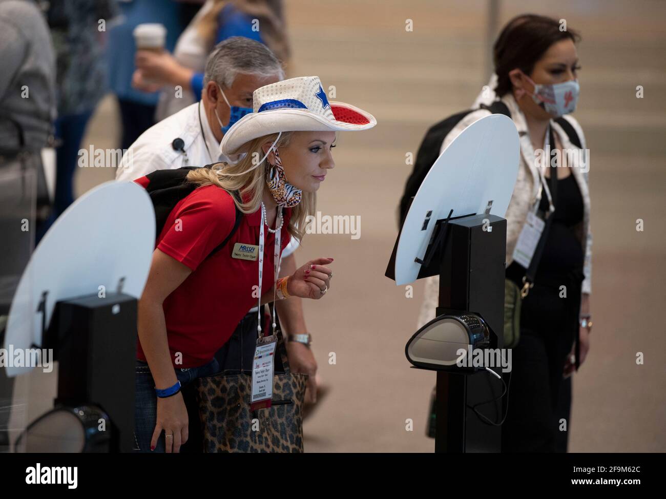 San Antonio, Texas, 15 aprile 2021: I partecipanti al convegno si fermeranno per un controllo della temperatura senza intemperatura all'ingresso del San Antonio Convention Center. Il centro ha ospitato solo la sua seconda grande funzione in quasi un anno nel mese di aprile, dopo che associazioni e società ha tagliato il viaggio 2020 a causa della pandemia coronavirus. ©Bob Daemmrich Foto Stock