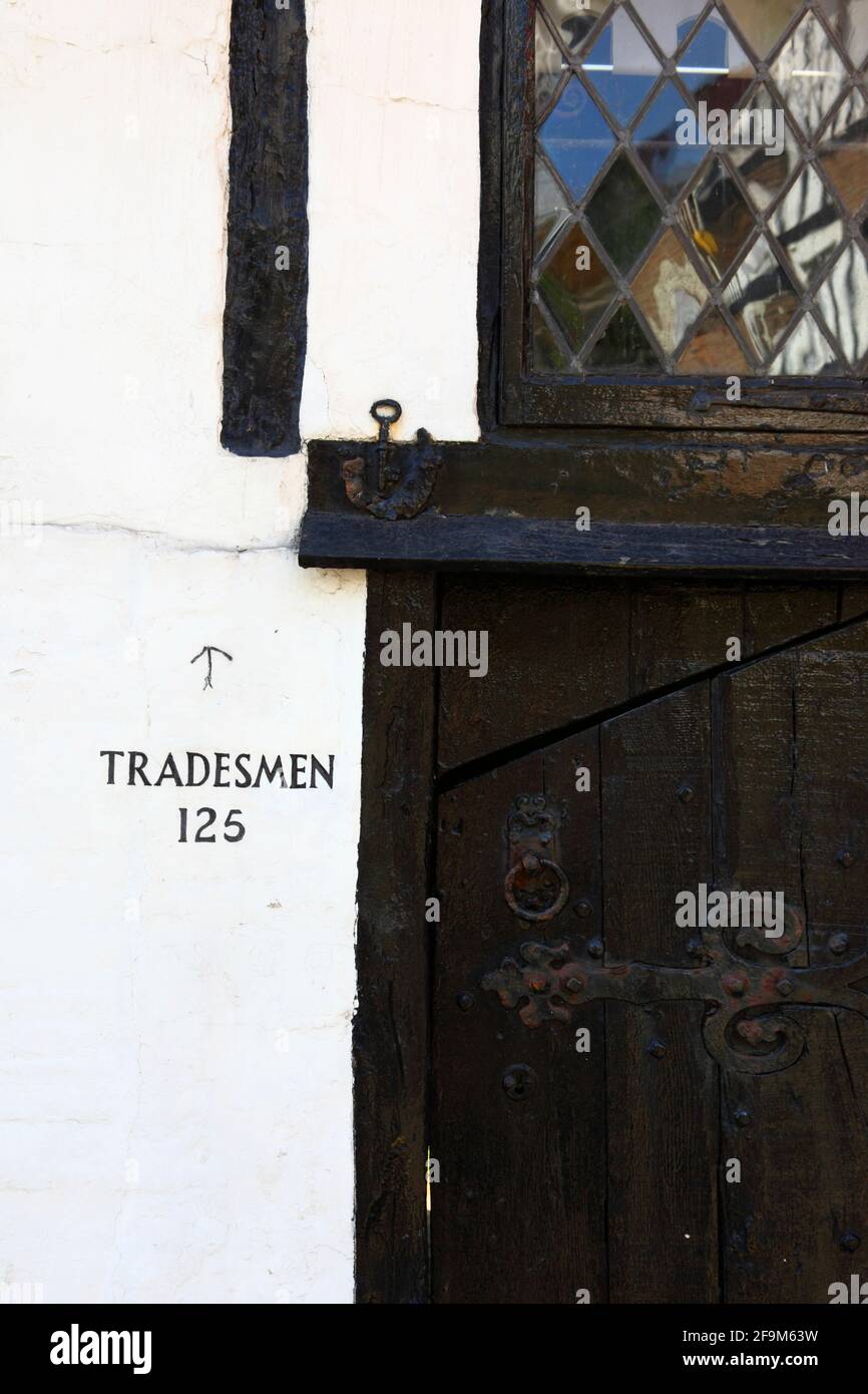 Insegna Trademen accanto all'ingresso della storica casa in legno incorniciata di Shovels a 125 All Saints Street, Old Town, Hastings, East Sussex, UK Foto Stock