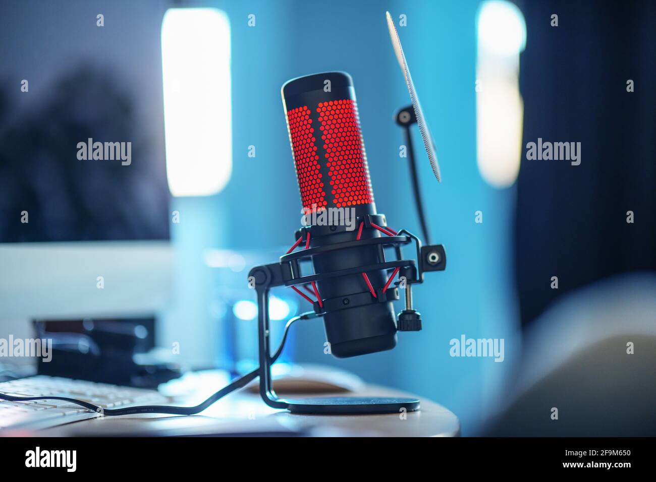 microfono rosso professionale in primo piano, intrattenimento e concetto di comunicazione Foto Stock