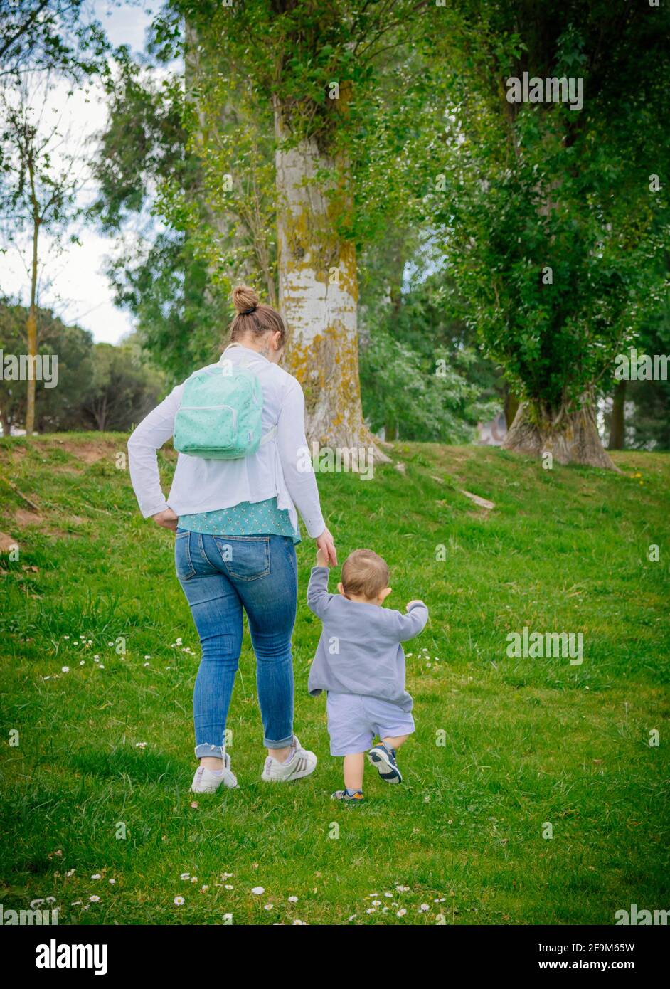 La madre e il figlio nel parco Foto Stock