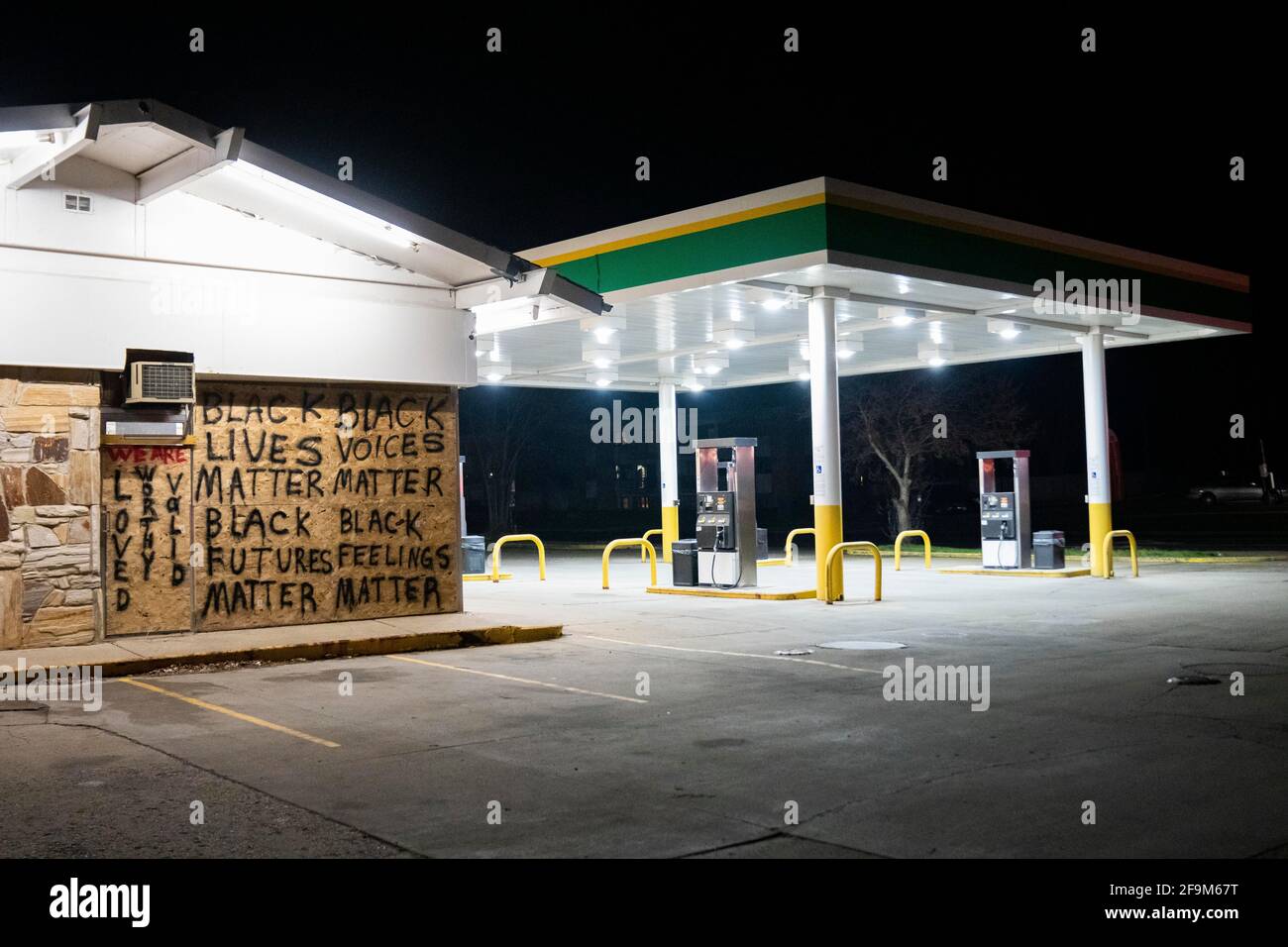 Brooklyn Center, Minnesota, Stati Uniti. 17 Apr 2021. Il 17 aprile 2020 è salito un distributore di benzina vicino al Brooklyn Center Police Department. Le proteste continuarono per la settima notte consecutiva dopo che l'ex ufficiale Kim Porter uccise Daunte Wright, 20 anni, in una fermata del traffico. Credit: Dominick Sokotoff/ZUMA Wire/Alamy Live News Foto Stock