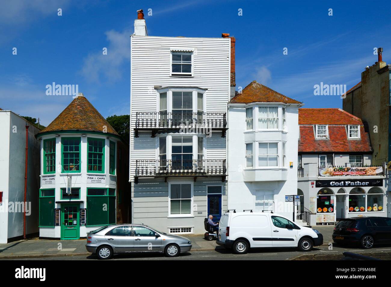 Facciate e negozi di pesce e patatine lungo la A259 fronte mare, Hastings, East Sussex, Inghilterra Foto Stock