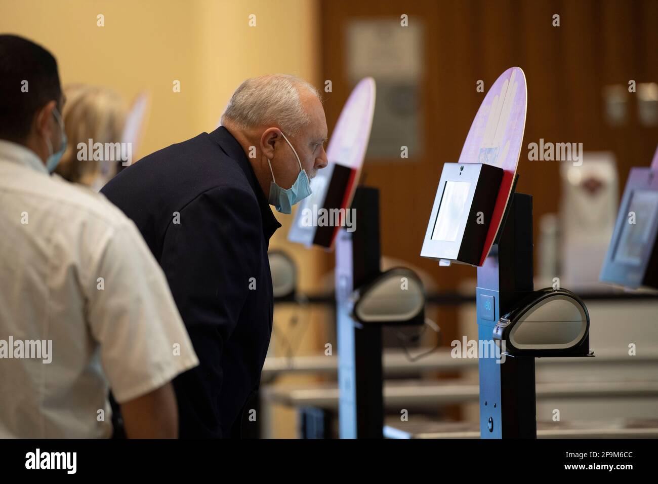 San Antonio, Texas, Stati Uniti. 16 Apr 2021. I partecipanti al convegno si fermeranno per un controllo della temperatura senza intemperatura all'ingresso del San Antonio Convention Center il 14 aprile 2021. San Antonio ha ospitato la sua seconda convention in quasi un anno nel mese di aprile, come associazioni e società ha tagliato indietro il 2020 viaggi a causa della pandemia coronavirus. Credit: Bob Daemmrich/ZUMA Wire/Alamy Live News Foto Stock