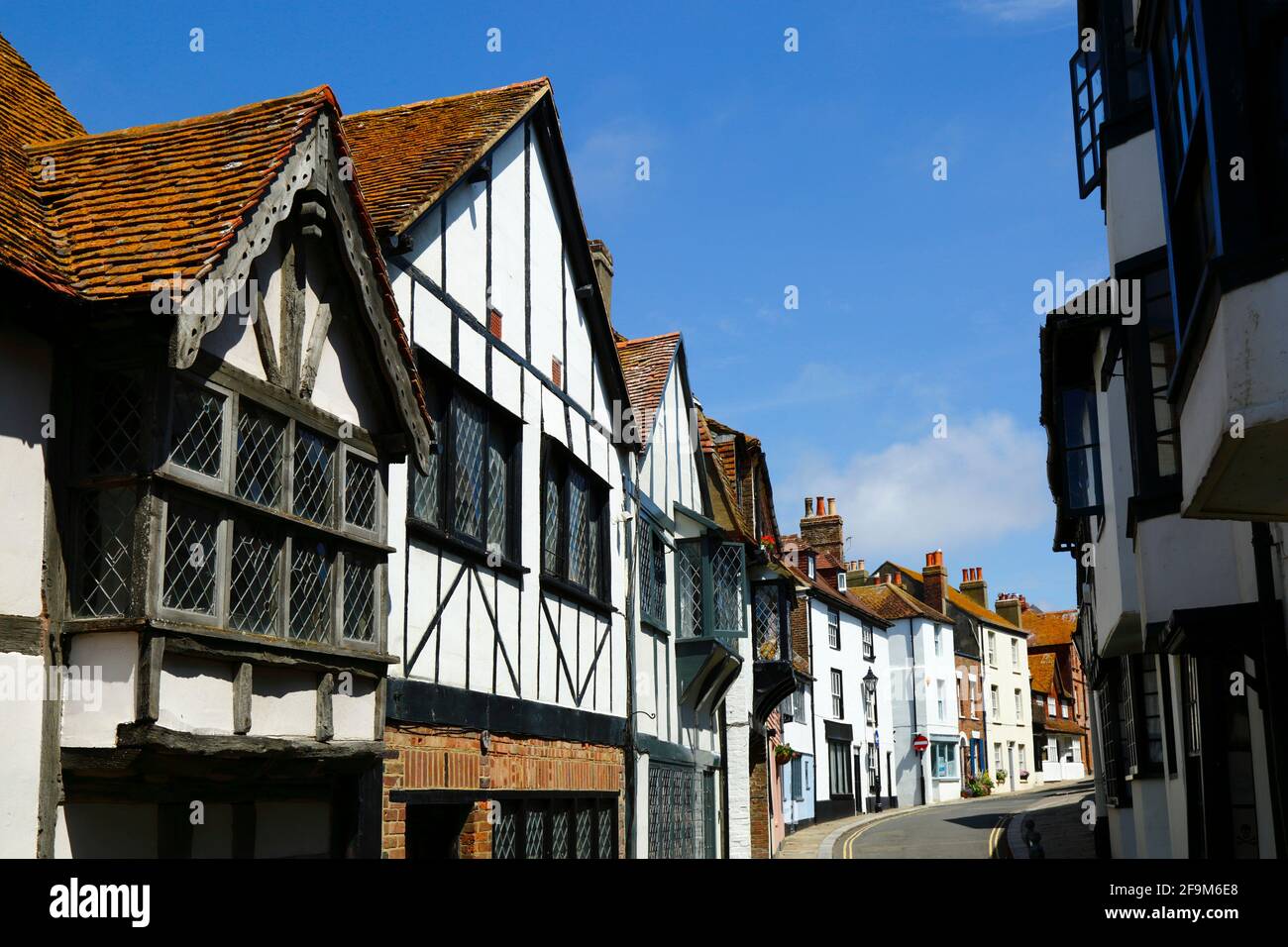 Caratteristiche case storiche in legno incorniciato in All Saints Street nel centro storico, Hastings, East Sussex, Inghilterra Foto Stock