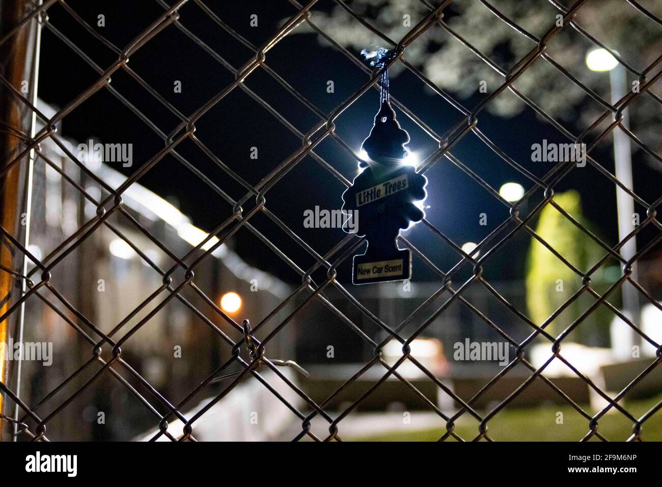 Brooklyn Center, Minnesota, Stati Uniti. 17 Apr 2021. Un deodorante d'aria pende sulla recinzione fuori dal Brooklyn Center Police Department il 17 aprile 2020. Le proteste continuarono per la settima notte consecutiva dopo che l'ex ufficiale Kim Porter uccise Daunte Wright, 20 anni, in una fermata del traffico. Credit: Dominick Sokotoff/ZUMA Wire/Alamy Live News Foto Stock