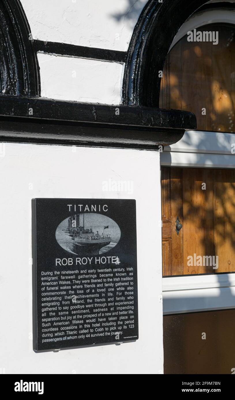 Targa fuori dall'hotel Rob Roy, dove si tenevano i "wake" di Arrivederci per coloro che partivano per l'America, tra cui 123 imbarcarsi sul Titanic a Cobh, Irlanda Foto Stock