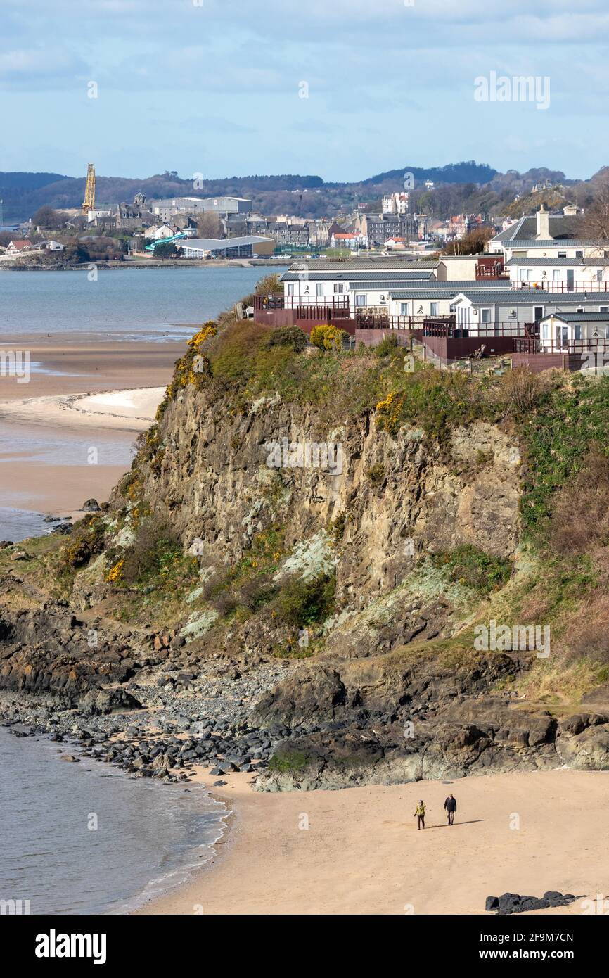 Guardando verso Burntisland con il Kinghorn Caravan Park in primo piano. Foto Stock