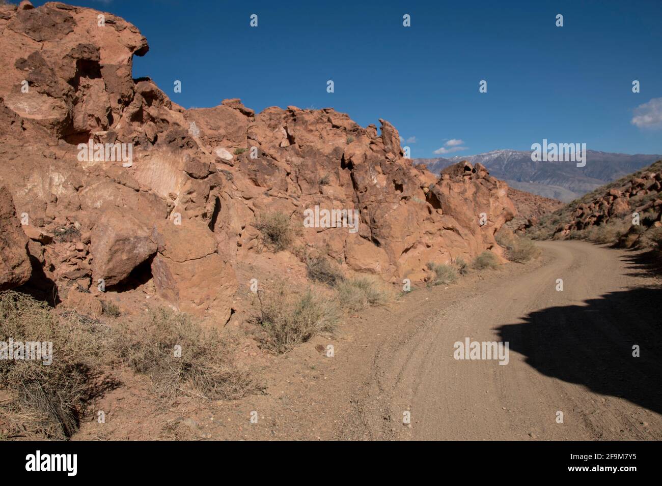 Il Chidago Canyon è un canyon vulcanico naturale della contea di Mono, California, USA, abbastanza largo da consentire il passaggio di un veicolo alla volta. Foto Stock
