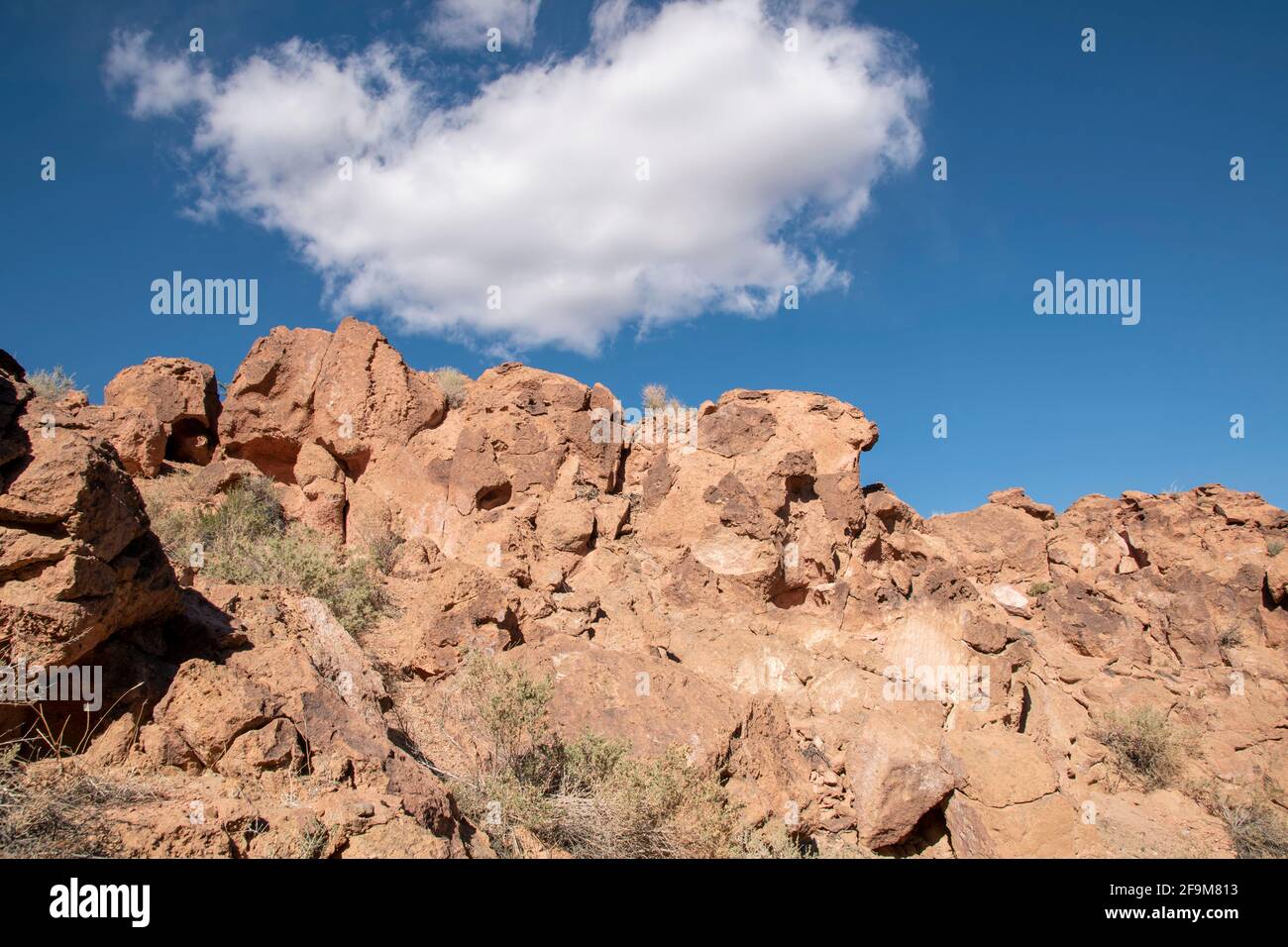 Il Chidago Canyon è un canyon vulcanico naturale della contea di Mono, California, USA, abbastanza largo da consentire il passaggio di un veicolo alla volta. Foto Stock