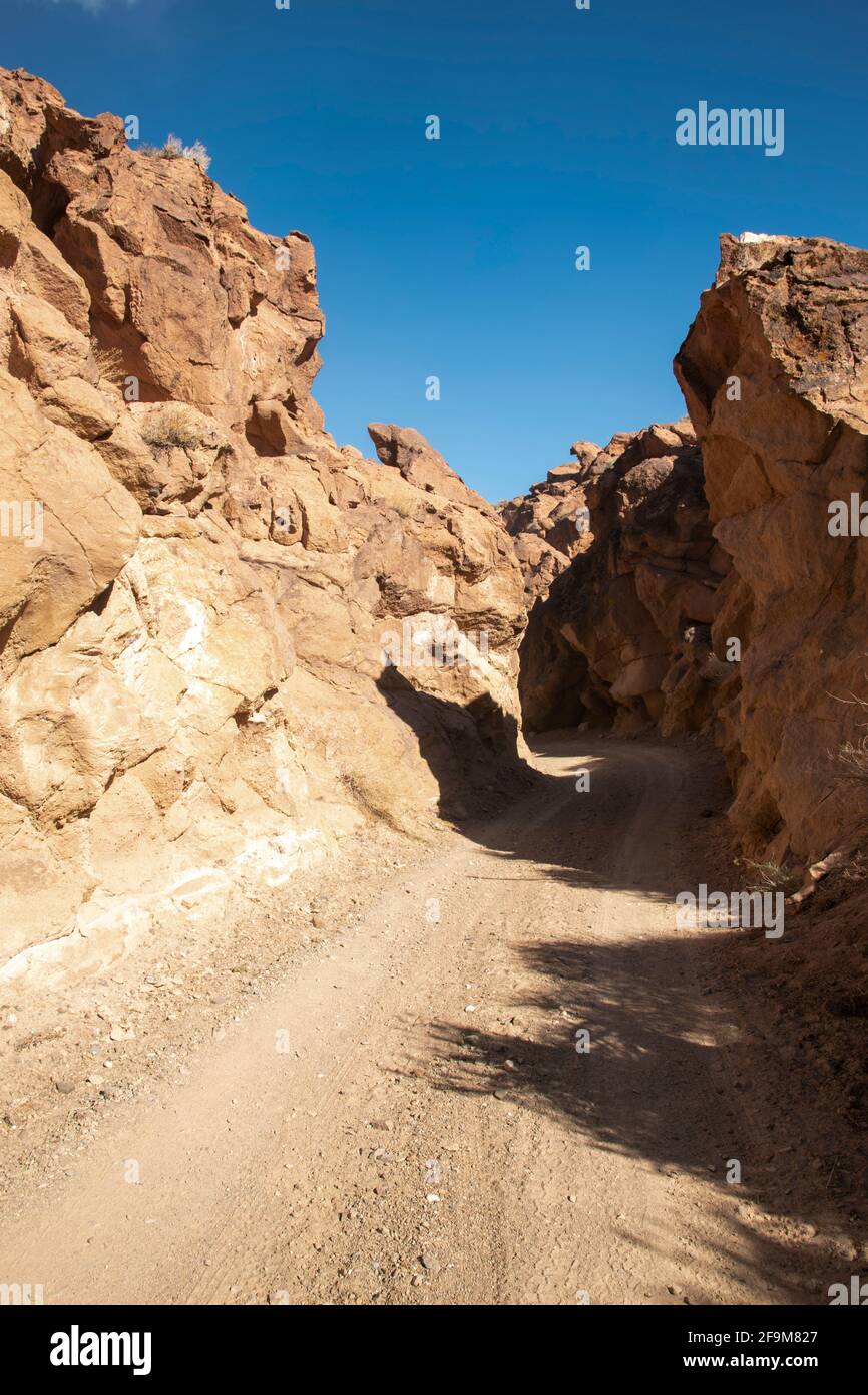 Il Chidago Canyon è un canyon vulcanico naturale della contea di Mono, California, USA, abbastanza largo da consentire il passaggio di un veicolo alla volta. Foto Stock