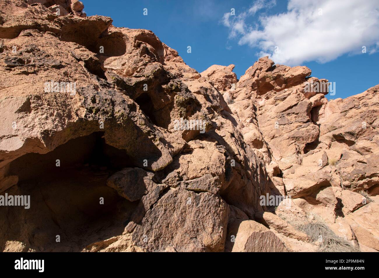 Il Chidago Canyon è un canyon vulcanico naturale della contea di Mono, California, USA, abbastanza largo da consentire il passaggio di un veicolo alla volta. Foto Stock