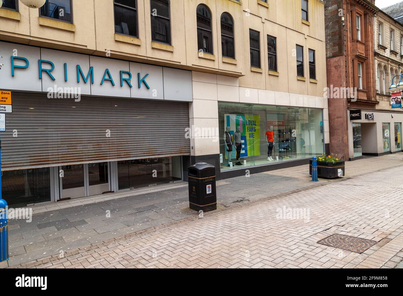Negozio Primark con le sue persiane a metà strada giù per prepararsi per riaprire dopo il blocco Foto Stock
