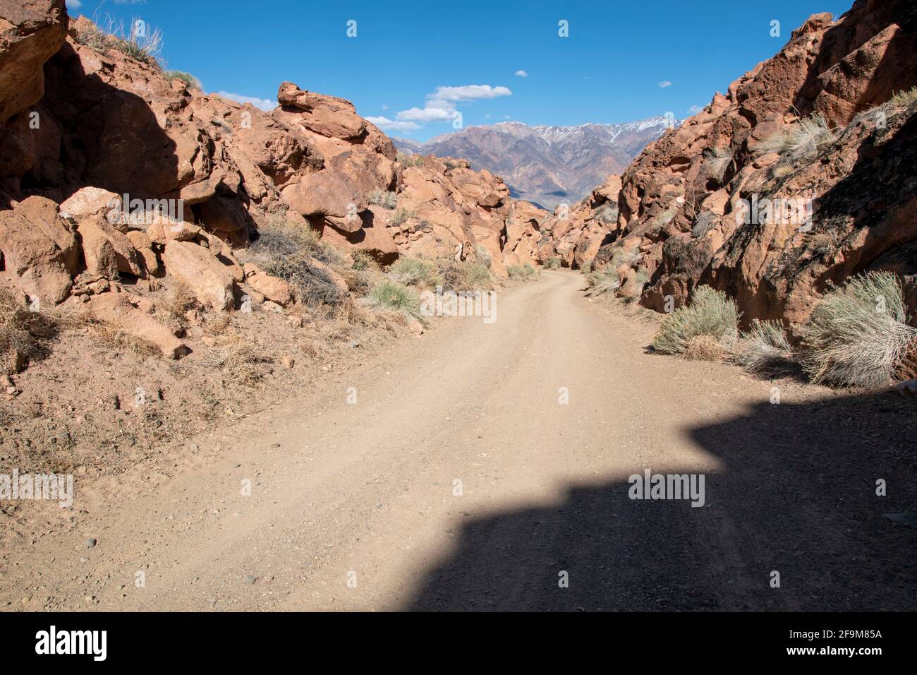 Il Chidago Canyon è un canyon vulcanico naturale della contea di Mono, California, USA, abbastanza largo da consentire il passaggio di un veicolo alla volta. Foto Stock