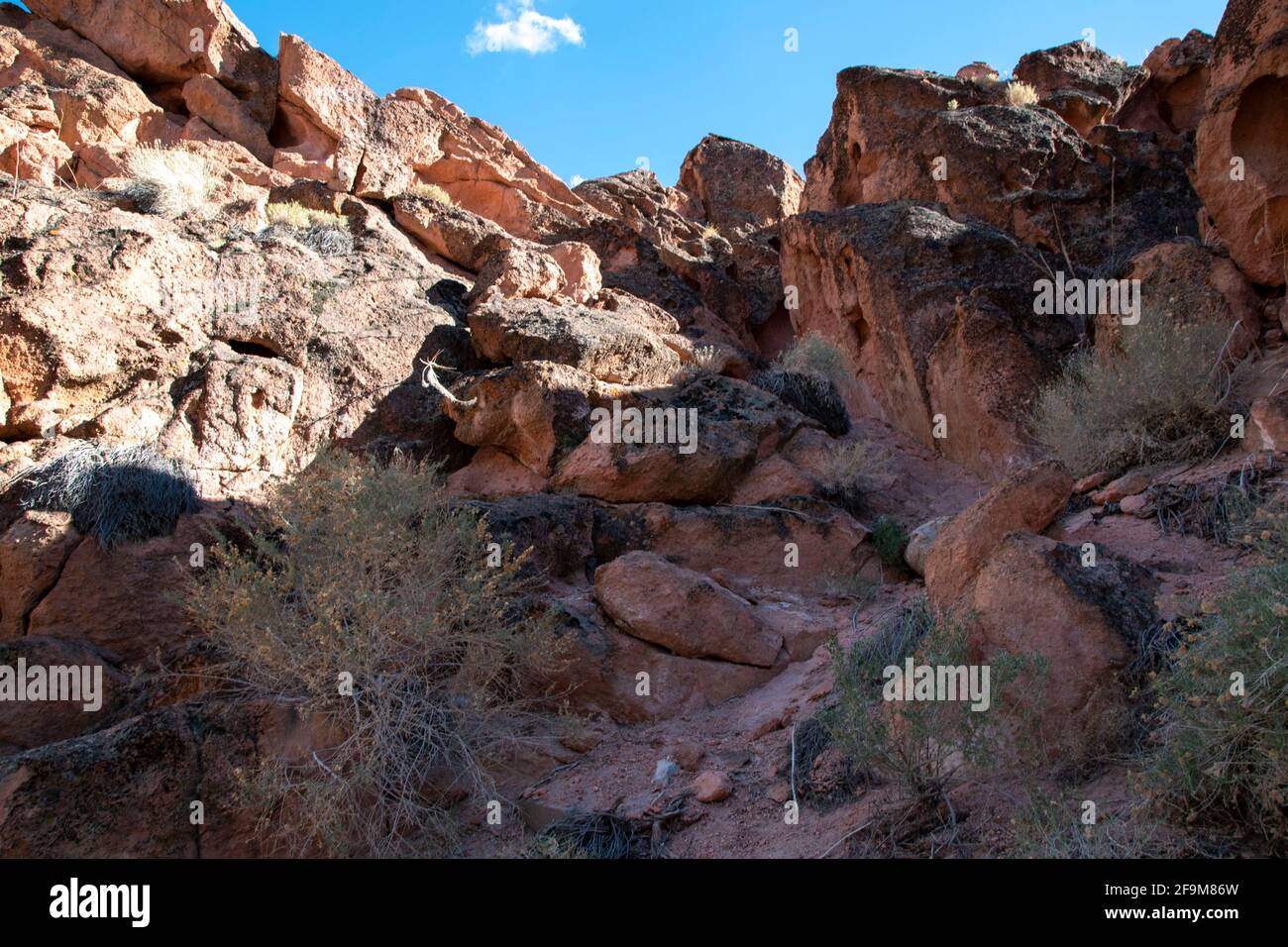 Il Chidago Canyon è un canyon vulcanico naturale della contea di Mono, California, USA, abbastanza largo da consentire il passaggio di un veicolo alla volta. Foto Stock