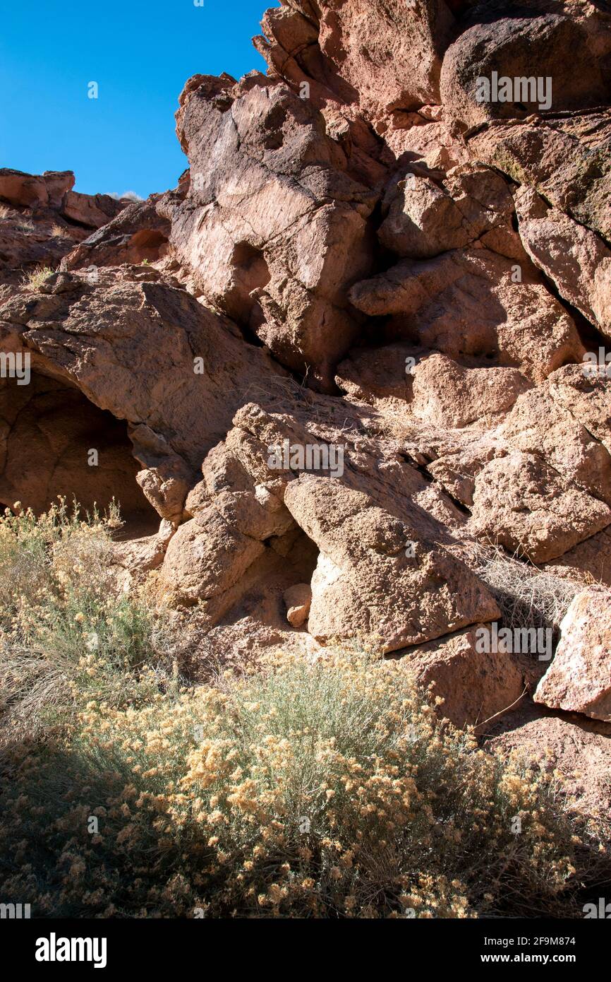 Il Chidago Canyon è un canyon vulcanico naturale della contea di Mono, California, USA, abbastanza largo da consentire il passaggio di un veicolo alla volta. Foto Stock