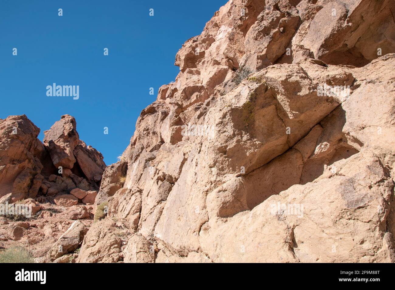 Il Chidago Canyon è un canyon vulcanico naturale della contea di Mono, California, USA, abbastanza largo da consentire il passaggio di un veicolo alla volta. Foto Stock