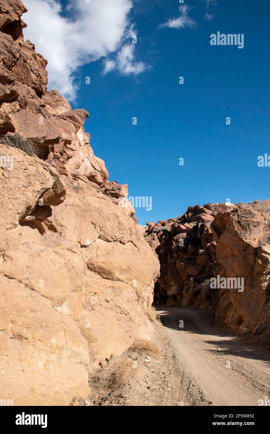 Il Chidago Canyon è un canyon vulcanico naturale della contea di Mono, California, USA, abbastanza largo da consentire il passaggio di un veicolo alla volta. Foto Stock