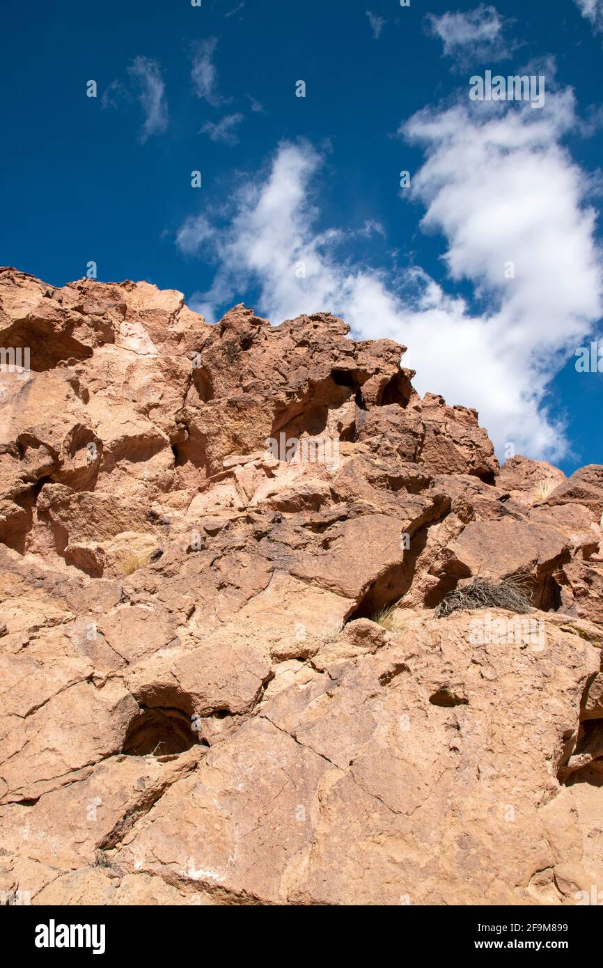 Il Chidago Canyon è un canyon vulcanico naturale della contea di Mono, California, USA, abbastanza largo da consentire il passaggio di un veicolo alla volta. Foto Stock