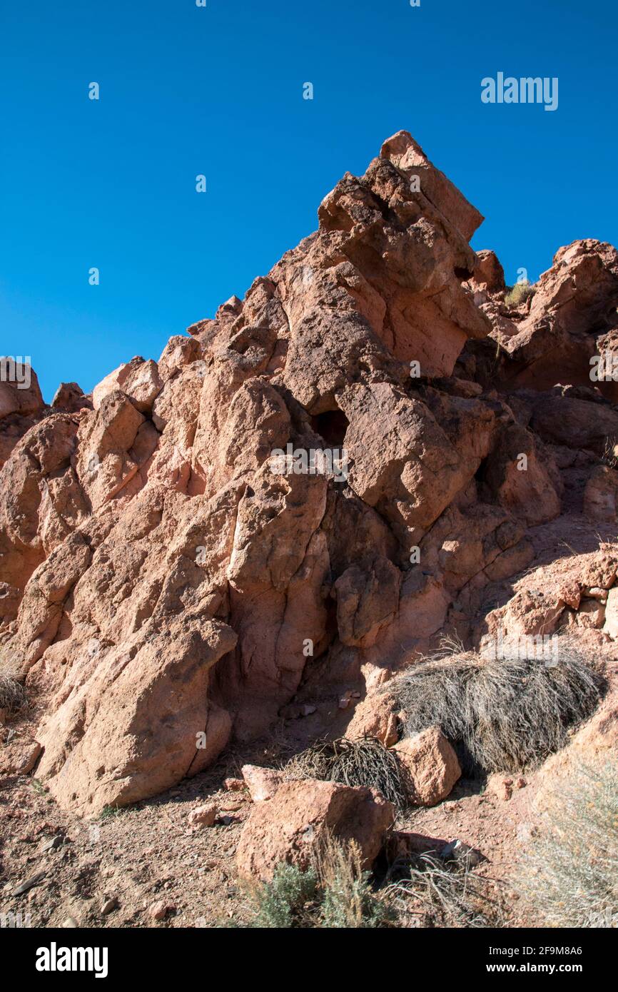 Il Chidago Canyon è un canyon vulcanico naturale della contea di Mono, California, USA, abbastanza largo da consentire il passaggio di un veicolo alla volta. Foto Stock