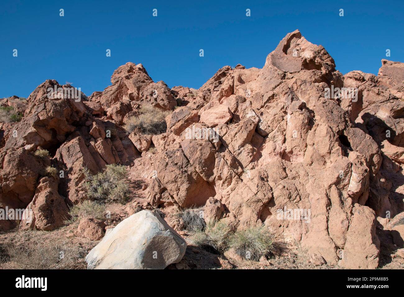 Il Chidago Canyon è un canyon vulcanico naturale della contea di Mono, California, USA, abbastanza largo da consentire il passaggio di un veicolo alla volta. Foto Stock
