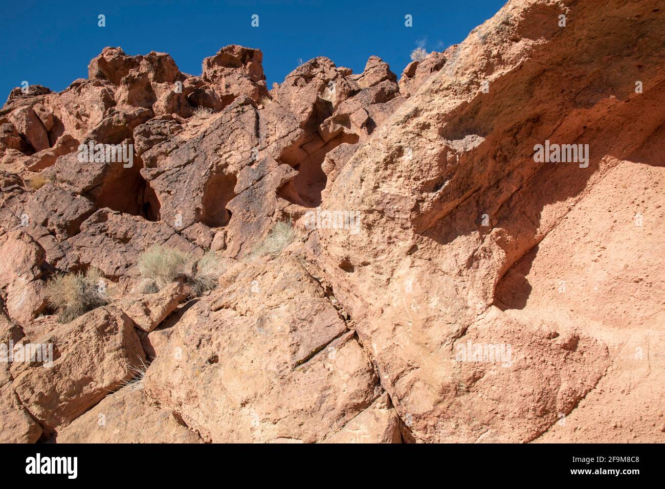 Il Chidago Canyon è un canyon vulcanico naturale della contea di Mono, California, USA, abbastanza largo da consentire il passaggio di un veicolo alla volta. Foto Stock